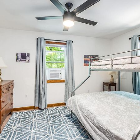 Secluded W Hot Tub, Fire Pit, Deck & Updated Wifi Great Cacapon Eksteriør billede