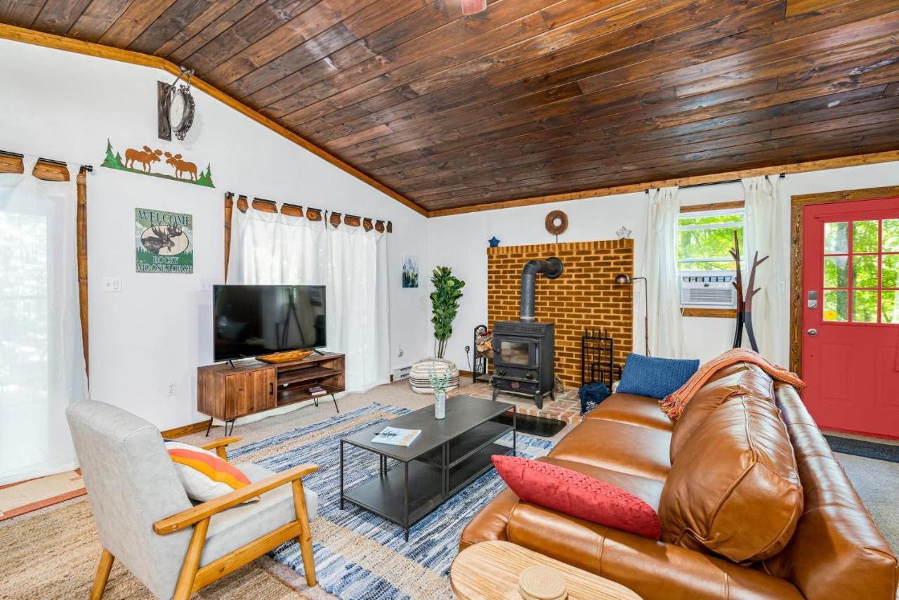 Secluded W Hot Tub, Fire Pit, Deck & Updated Wifi Great Cacapon Eksteriør billede