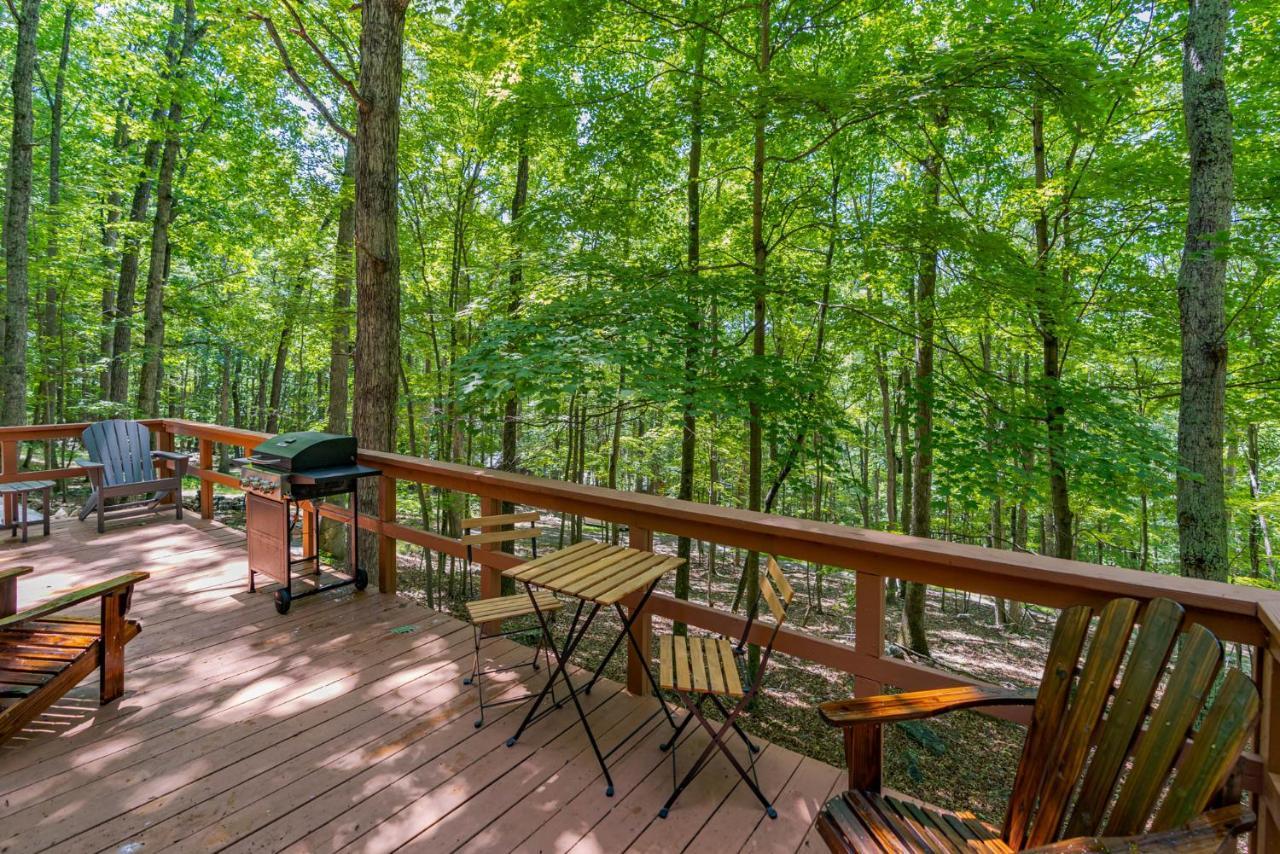 Secluded W Hot Tub, Fire Pit, Deck & Updated Wifi Great Cacapon Eksteriør billede
