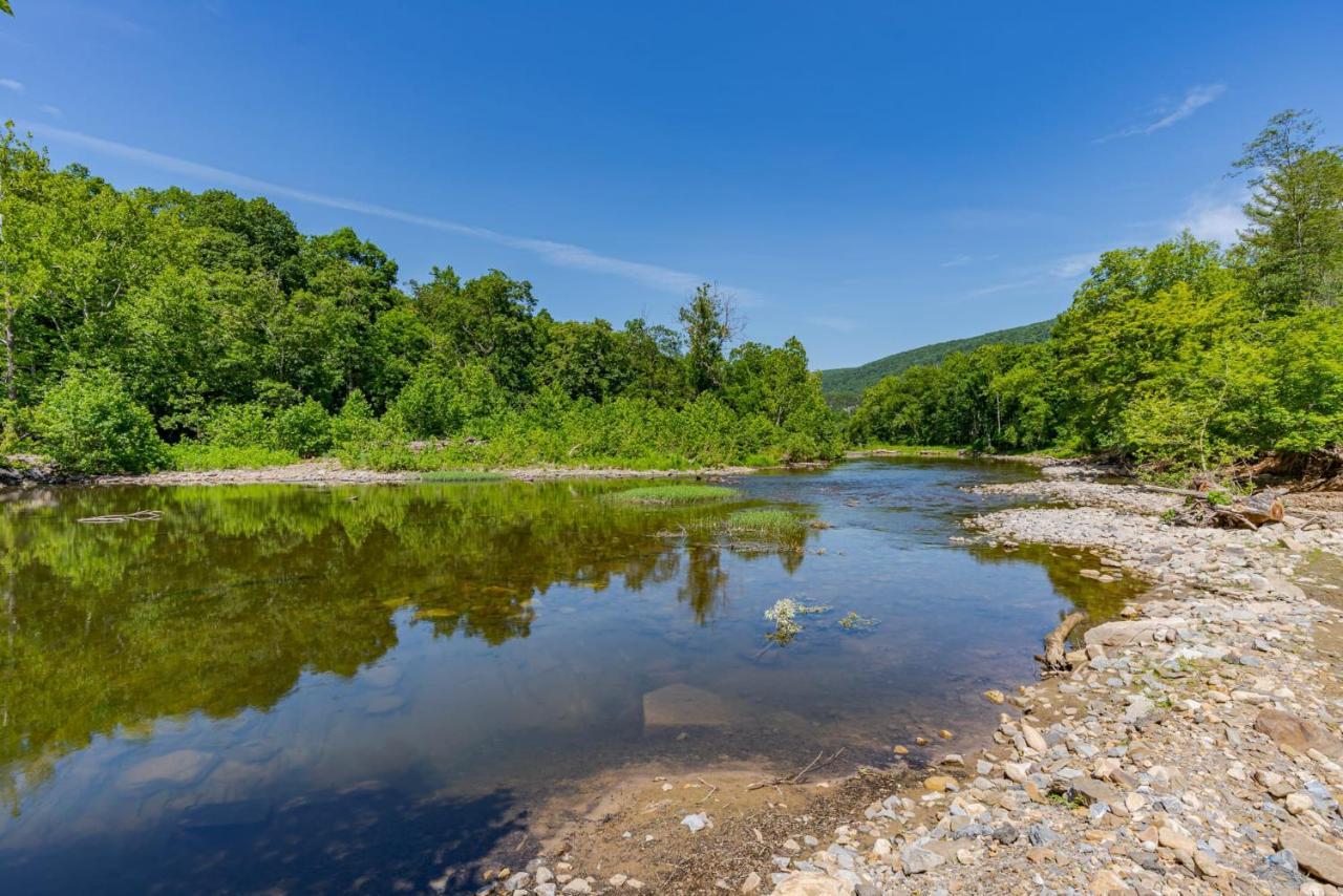 Secluded W Hot Tub, Fire Pit, Deck & Updated Wifi Great Cacapon Eksteriør billede