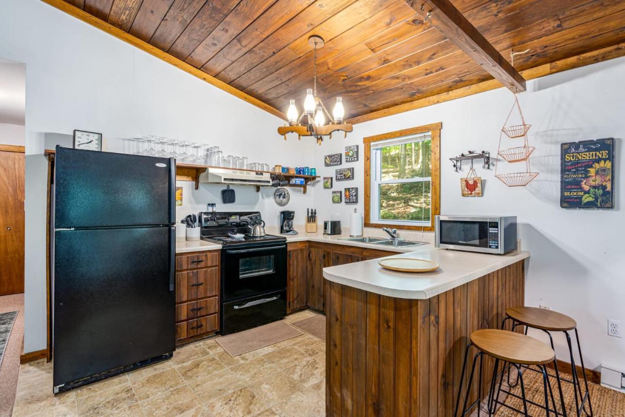 Secluded W Hot Tub, Fire Pit, Deck & Updated Wifi Great Cacapon Eksteriør billede