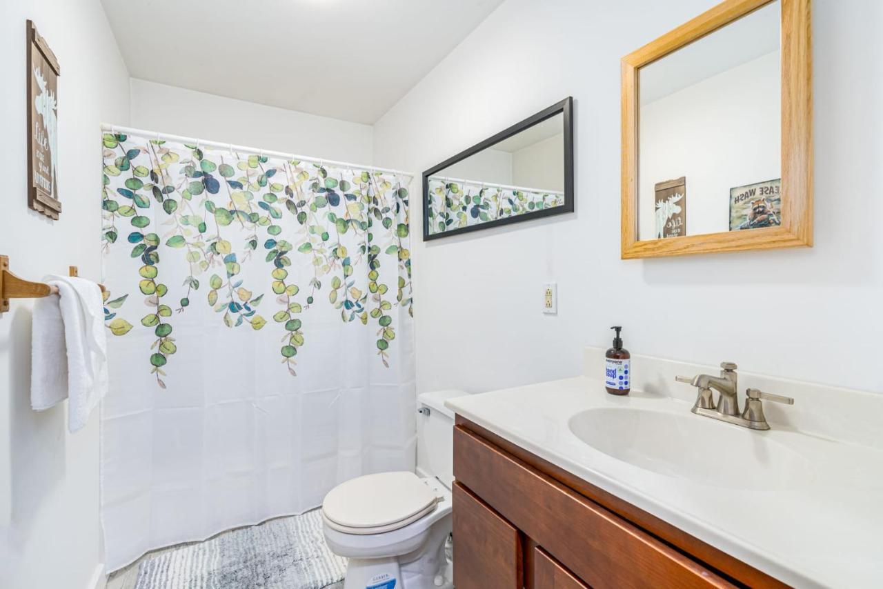 Secluded W Hot Tub, Fire Pit, Deck & Updated Wifi Great Cacapon Eksteriør billede