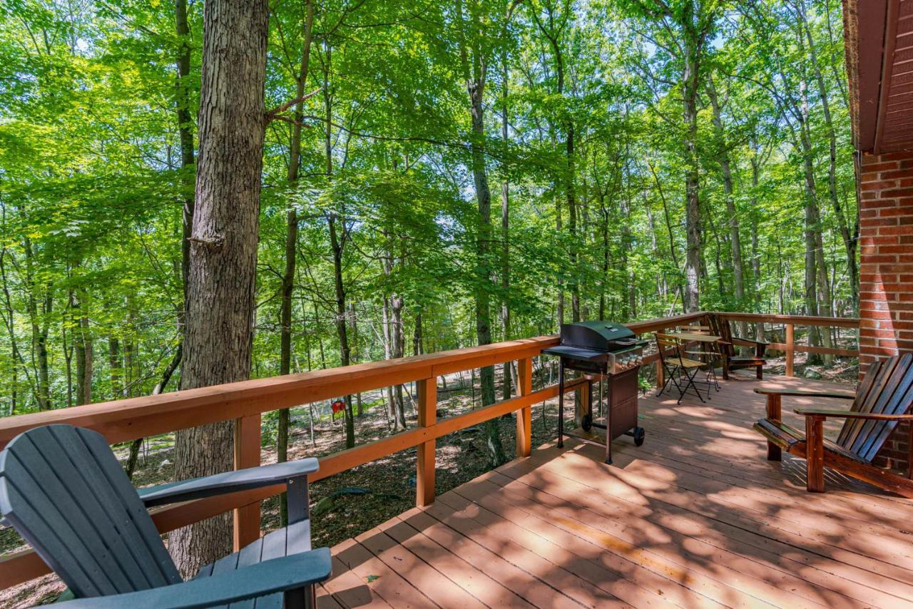 Secluded W Hot Tub, Fire Pit, Deck & Updated Wifi Great Cacapon Eksteriør billede