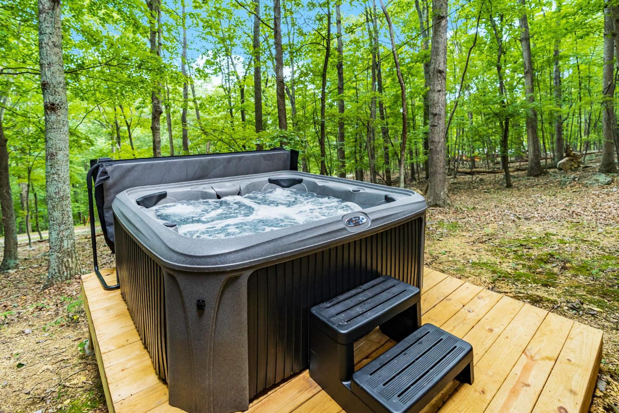 Secluded W Hot Tub, Fire Pit, Deck & Updated Wifi Great Cacapon Eksteriør billede